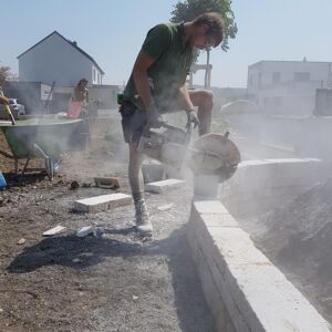 Natursteinmauer_Travertin_in_Arbeit.jpg